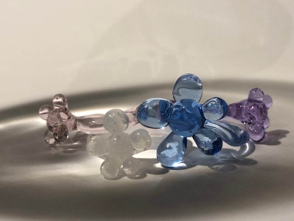 Monochromatic daisy flower Glass Ring