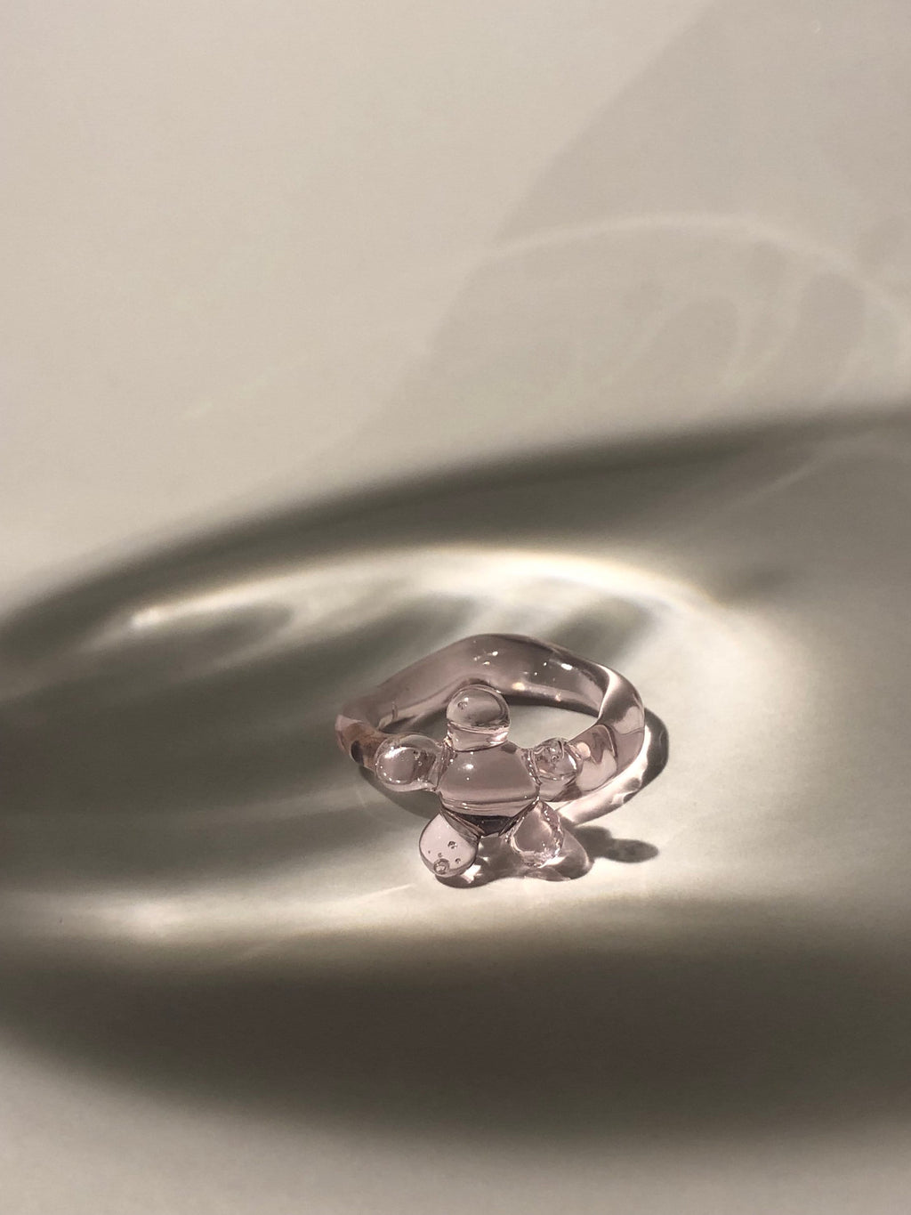 Monochromatic daisy flower Glass Ring